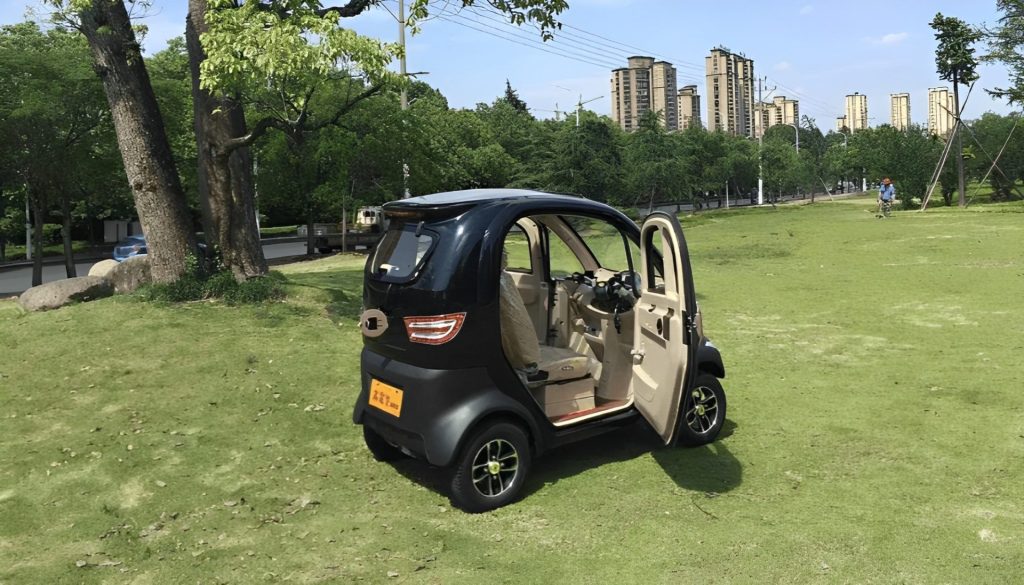 Q Runner Fully Enclosed Cabin Mobility Scooter live image